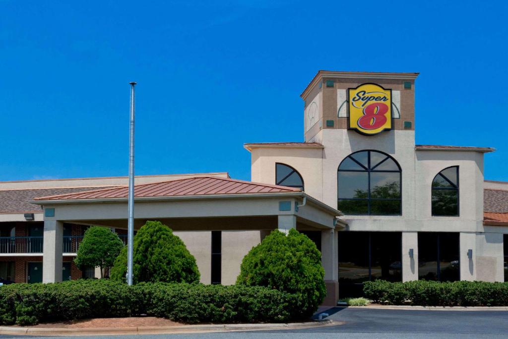 Super 8 by Wyndham Huntersville/Charlotte Area image