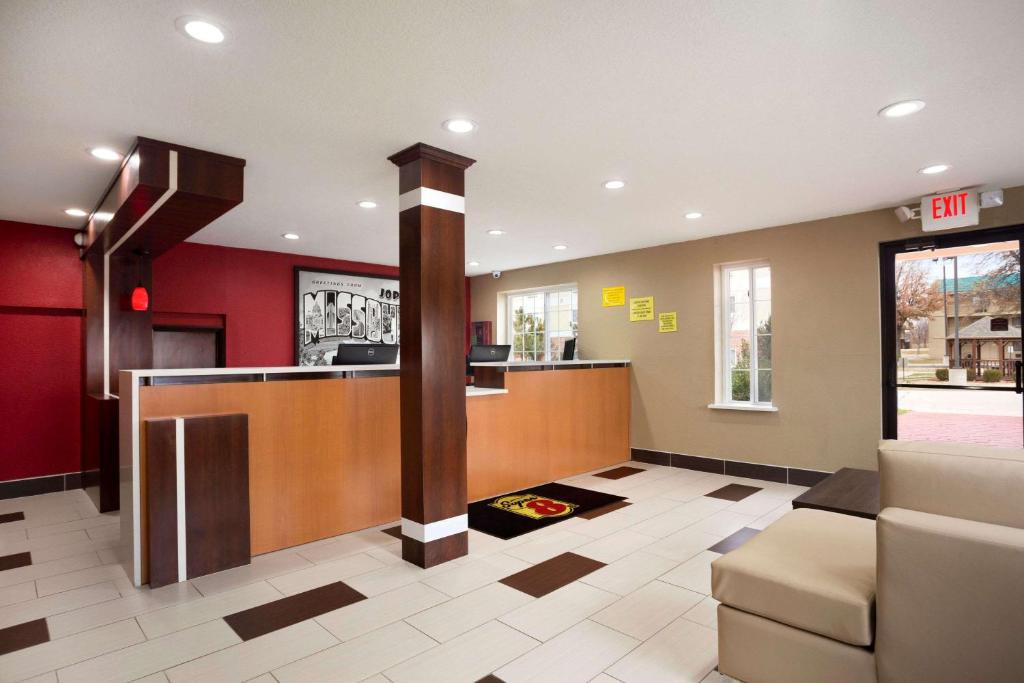 Super 8 by Wyndham Joplin photo 2