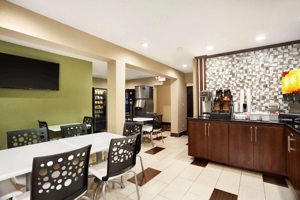 Super 8 by Wyndham Joplin photo 4