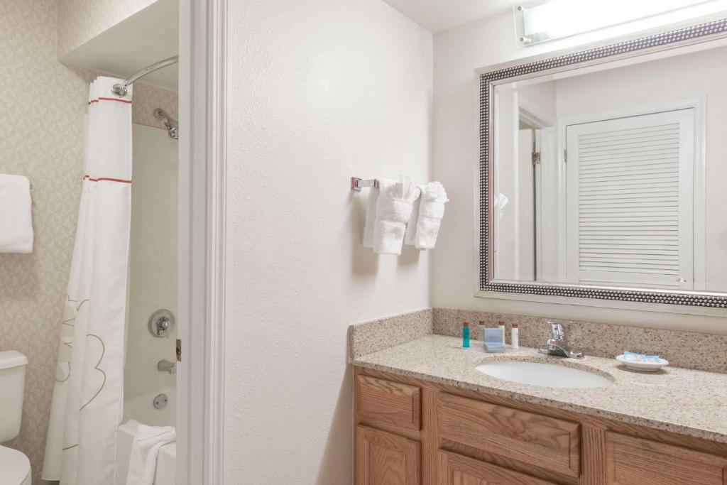 Craigshire Suites St Louis Westport Plaza photo 1