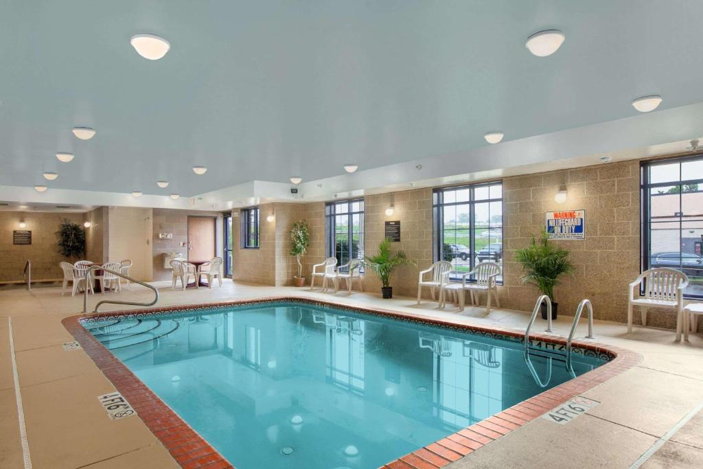 Super 8 by Wyndham Akron S/Green/Uniontown OH photo 1