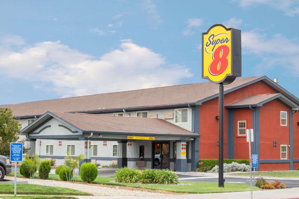 Super 8 by Wyndham Willows image