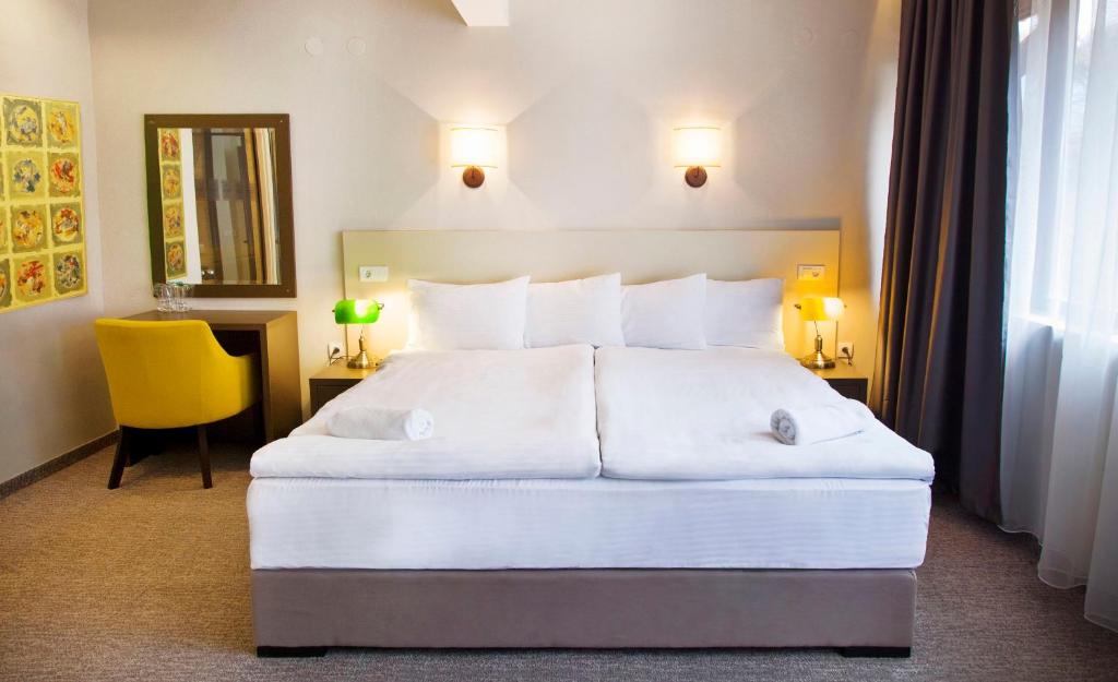 Сьюит (Улучшенный люкс с кроватью размера «king-size»), Hotel Happy