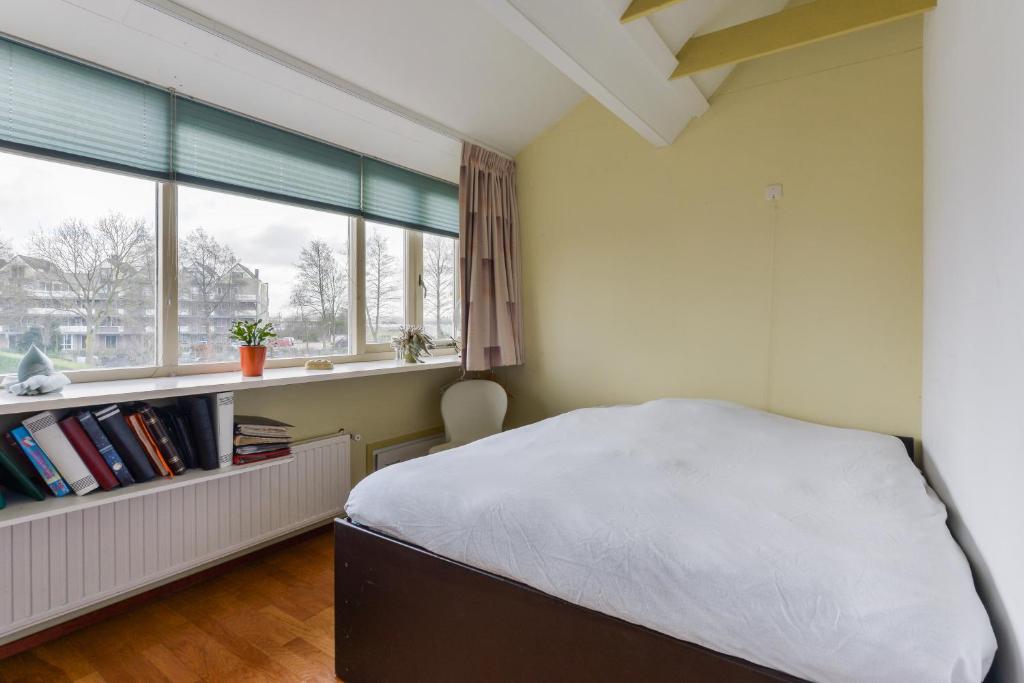 Spacious Family Home Halfweg photo 4