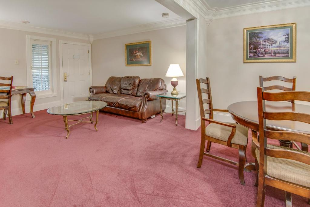 LA Plaza Apartments photo 4
