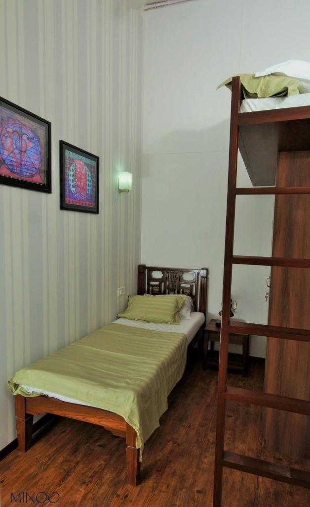 Одноместный (Single Room with Shared Bathroom Non AC), Carlton Hotel