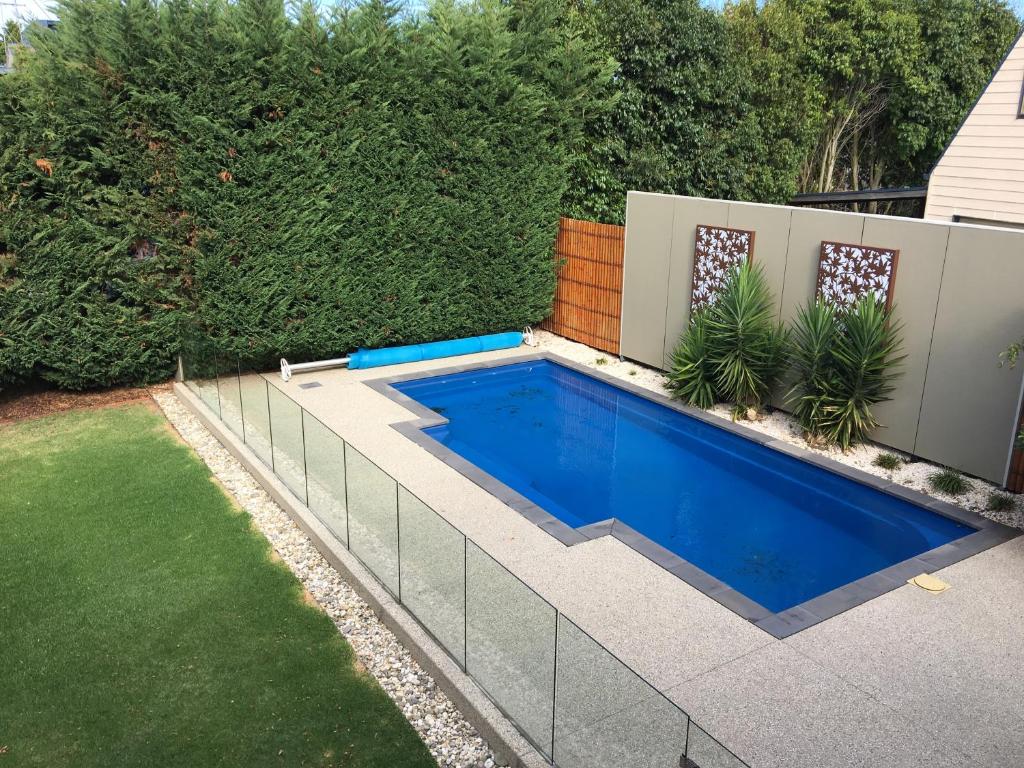 Grand Escape McKenzie - solar heated Pool, WiFi, Netflix, 5 bdrm, 4bthrm photo 2
