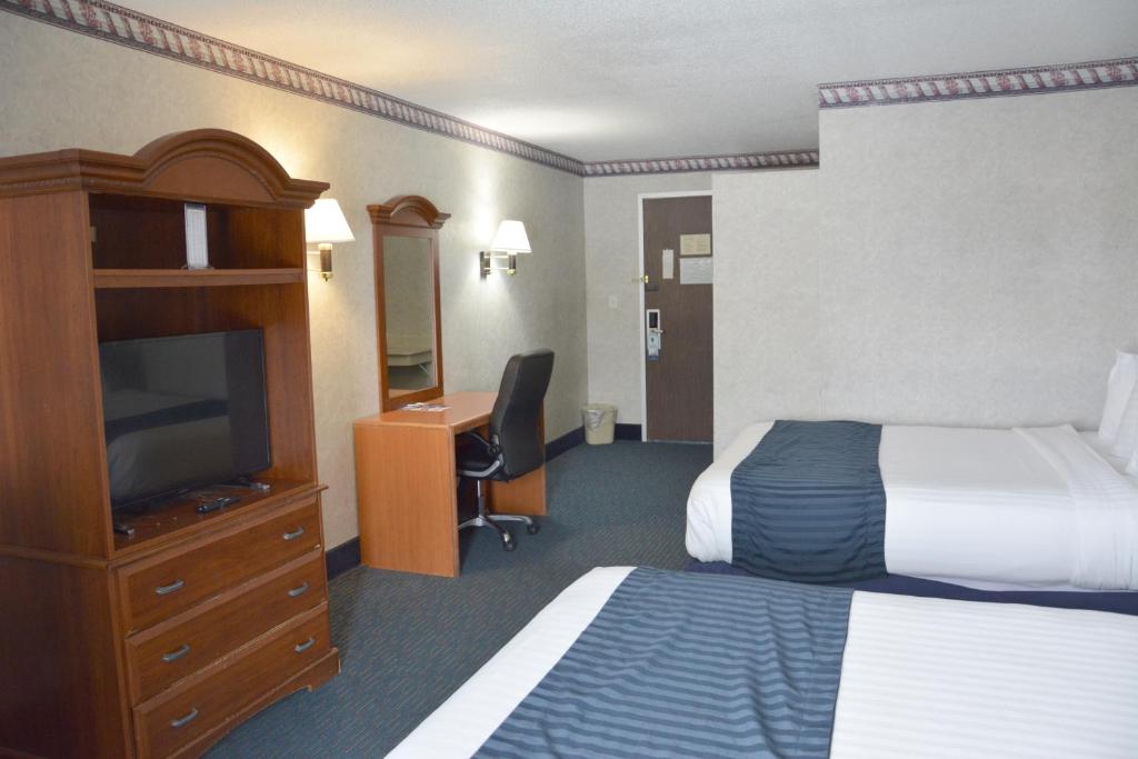 Travelodge by Wyndham Milwaukee Room Type - Room, 2 Queen Beds, Non Smoking (Pet-Friendly)
