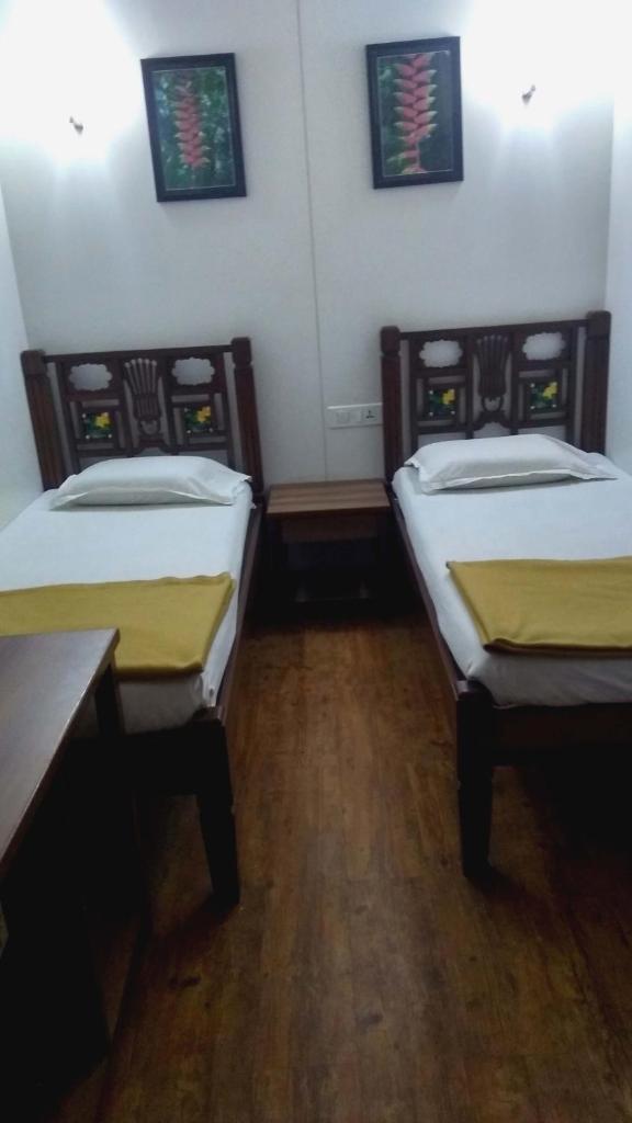 Одноместный (Single Room with Shared Bathroom Non AC), Carlton Hotel