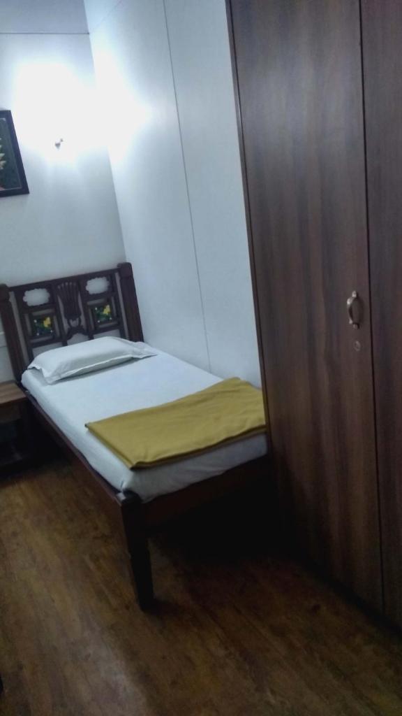 Одноместный (Single Room with Shared Bathroom Non AC), Carlton Hotel