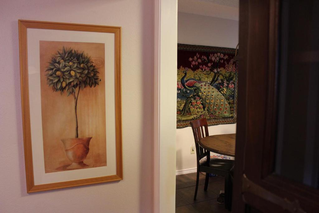 Comfy Cozy Affordable Home Away Home photo 3