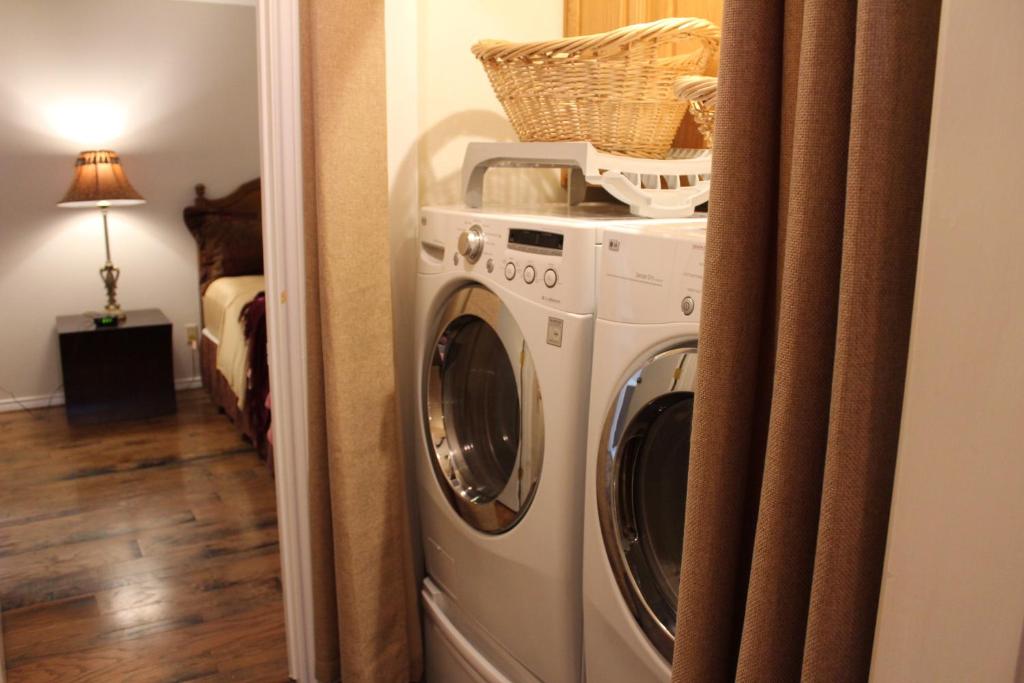 Comfy Cozy Affordable Home Away Home photo 2