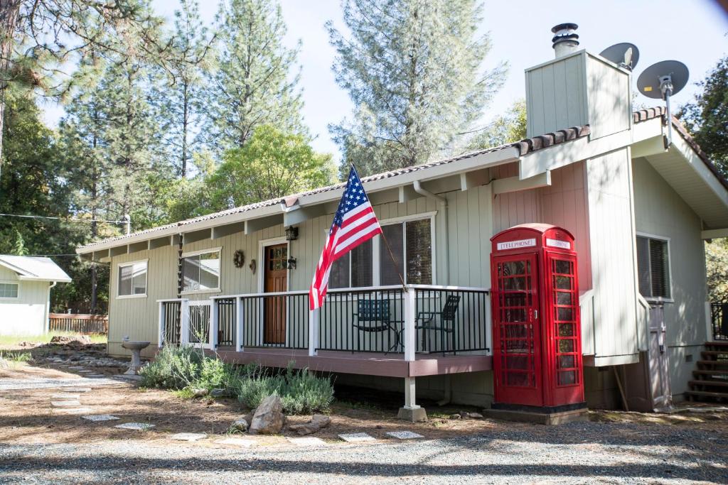Lovely Mountain Lake Chalet by Yosemite: Equipped! image