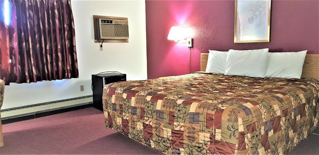 AmeriVu Inn & Suites-Avon Room Type - Queen Room