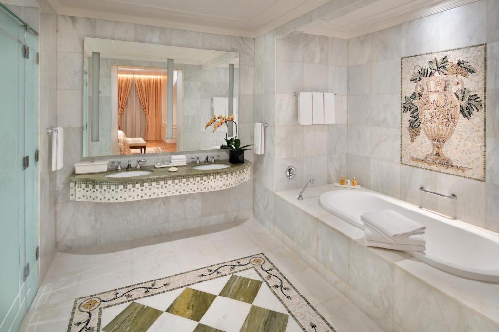 Сьюит (Люкс с видом на озеро), Отель Palazzo Versace Dubai