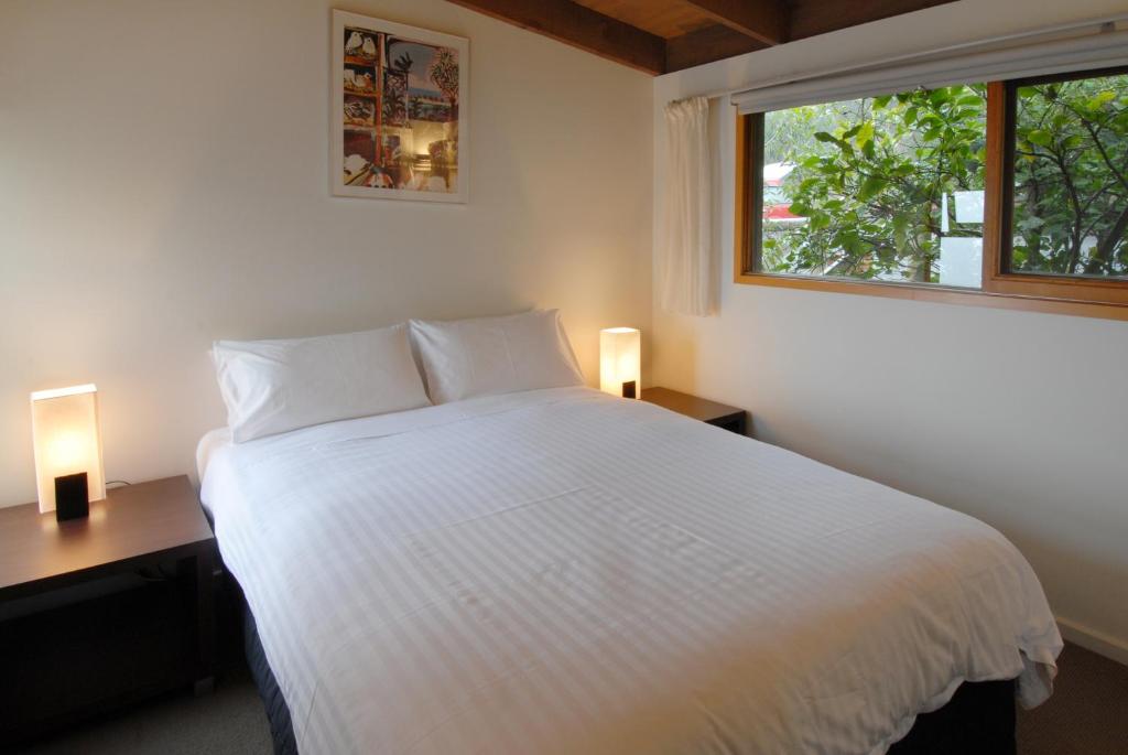 Chris's Beacon Point Restaurant & Villas photo 1