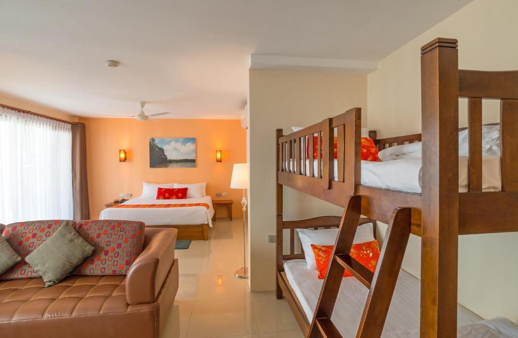 Семейный (Семейный номер с балконом), Отель Srisuksant Resort