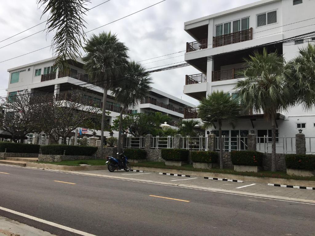 Beach Front Apartment with Beach and Pool view photo 1