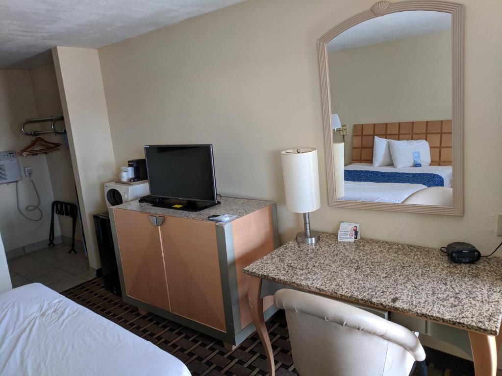 Travelodge by Wyndham Clovis - Tap to explore photos