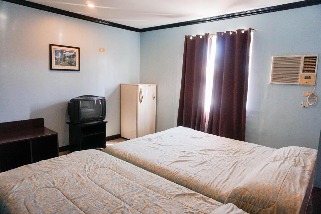 Трехместный (Улучшенный трехместный номер), Crowne Garden Hotel