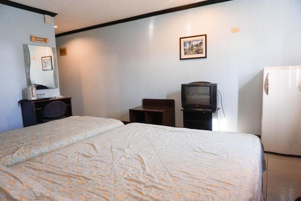 Трехместный (Улучшенный трехместный номер), Crowne Garden Hotel