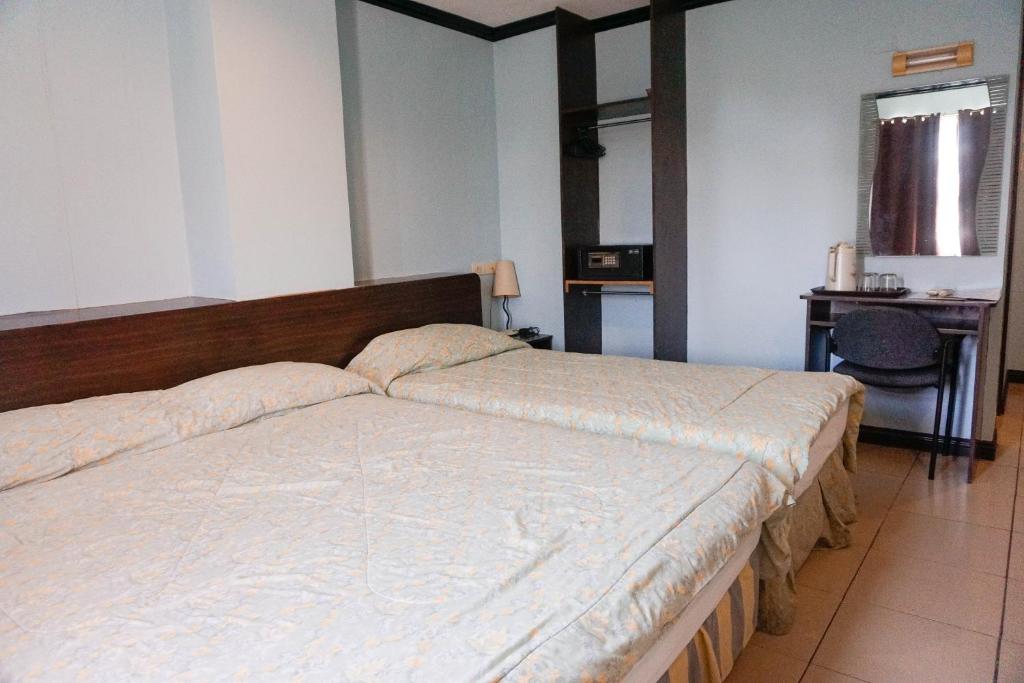 Трехместный (Улучшенный трехместный номер), Crowne Garden Hotel