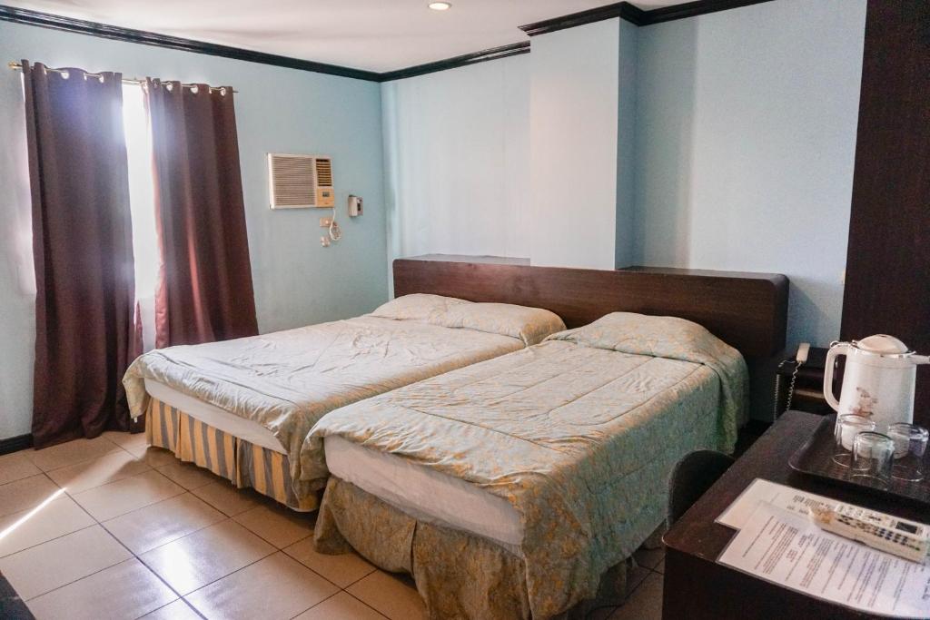 Трехместный (Улучшенный трехместный номер), Crowne Garden Hotel