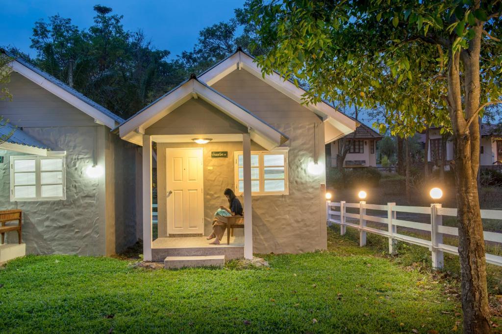 Ivy Cottage by Qiu
