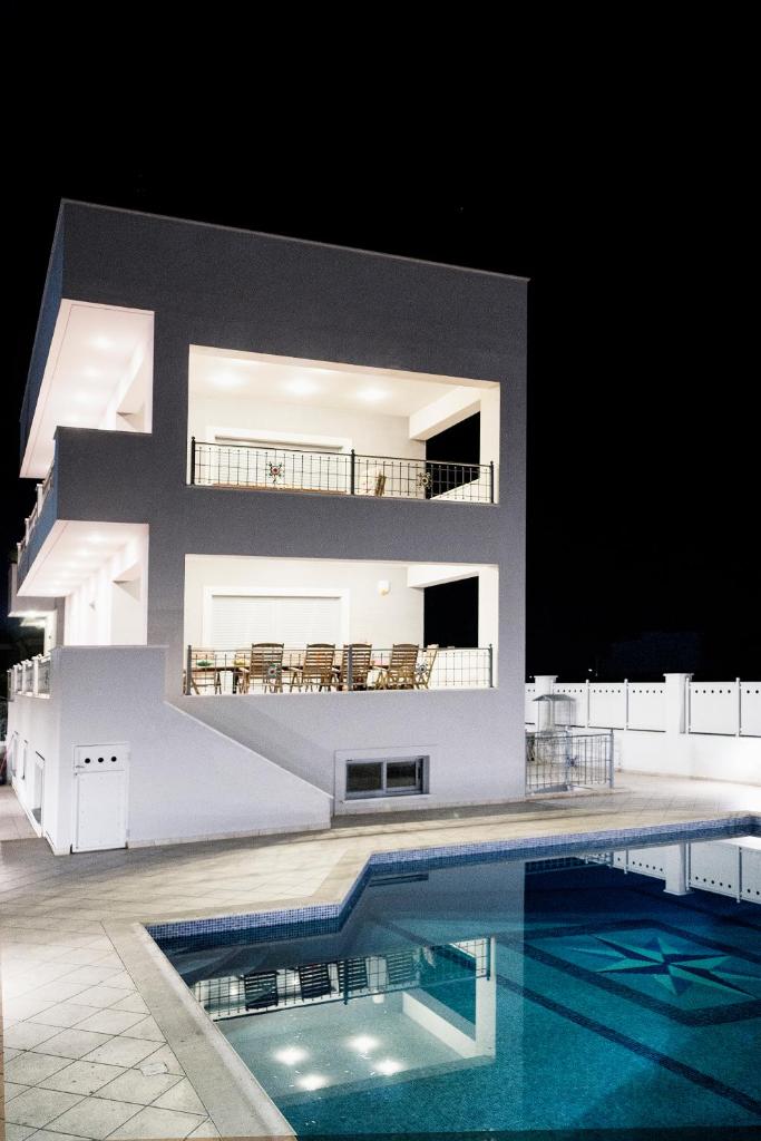Villa d'Irene-near athens airport , 200 meters from the beach davis photo 1