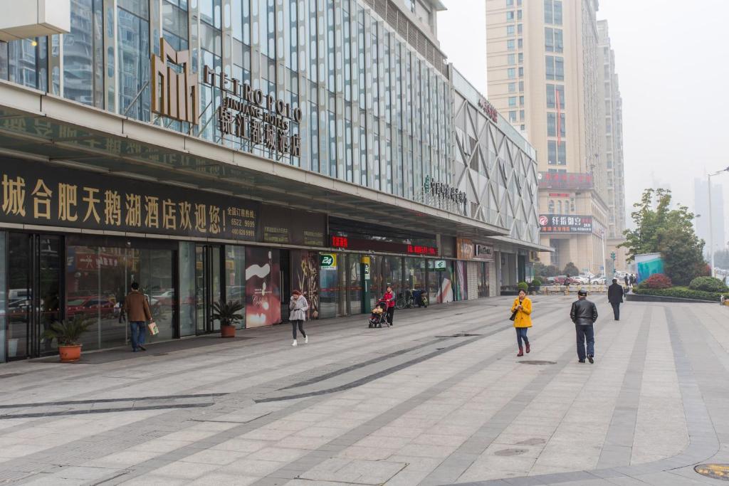 Metropolo, Hefei, Wanda Plaza, Swan Lake photo 2