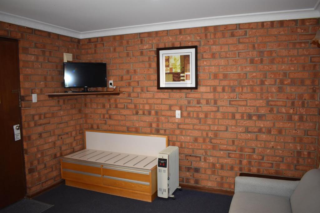 Roundhouse Motel Room Type - Standard Queen Room