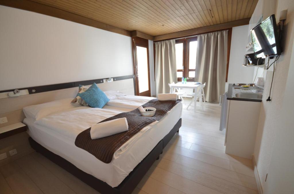Self-Check-In Boutique Hotel Riviera - Tap to explore photos