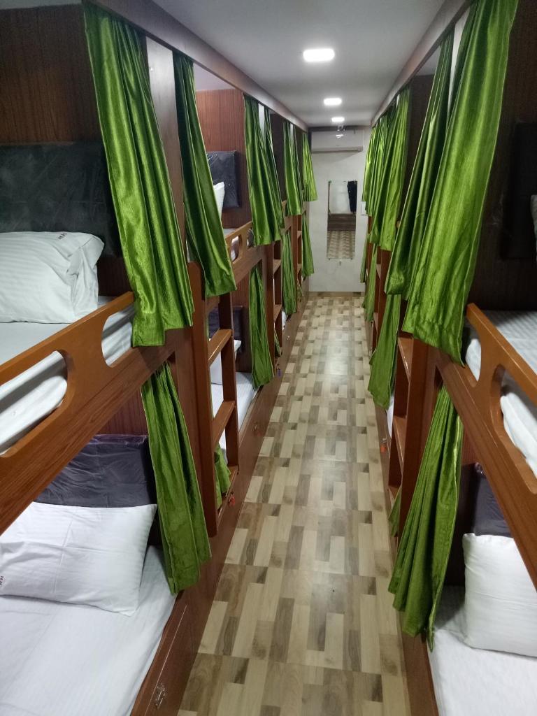 Номер (Односпальная кровать в общем мужском номере), Royal Dormitory