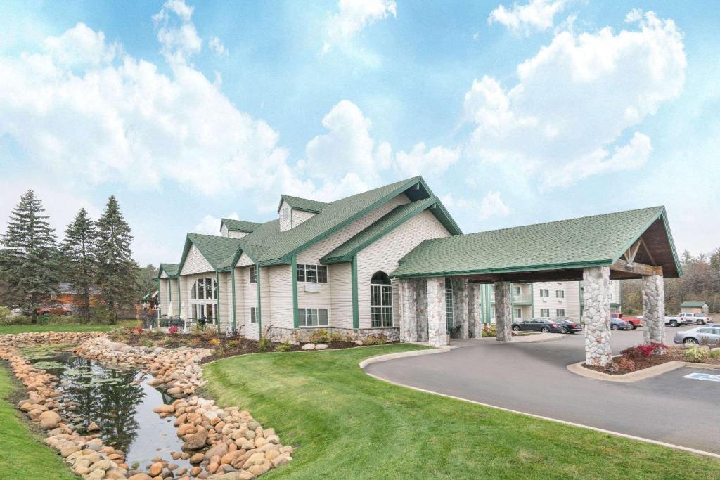 Baymont by Wyndham Baxter/Brainerd Area image