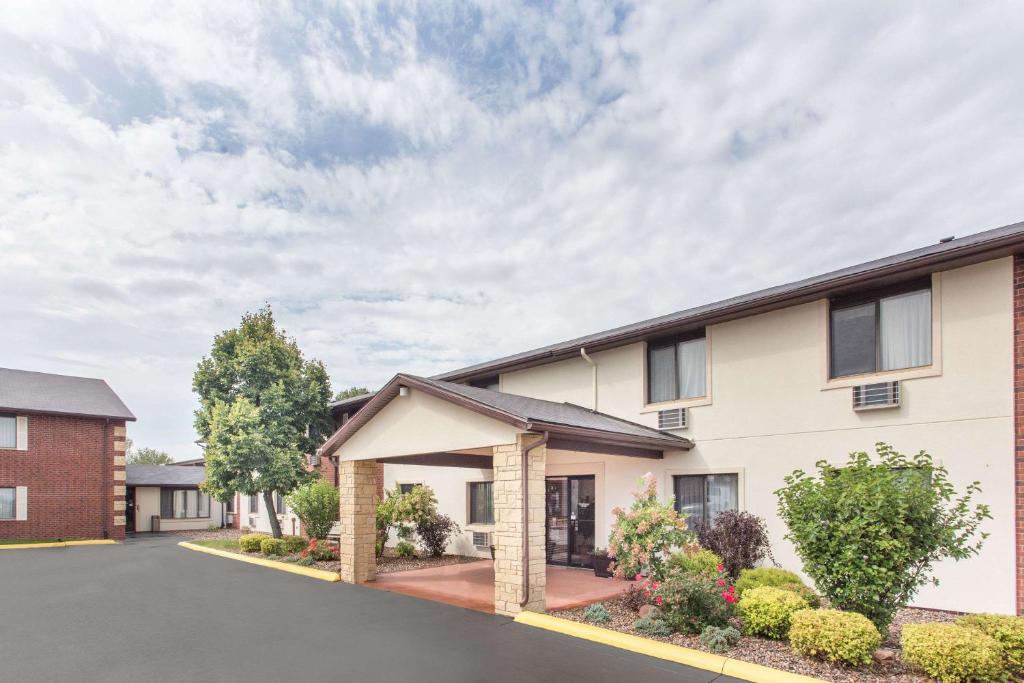 Baymont by Wyndham Dubuque image
