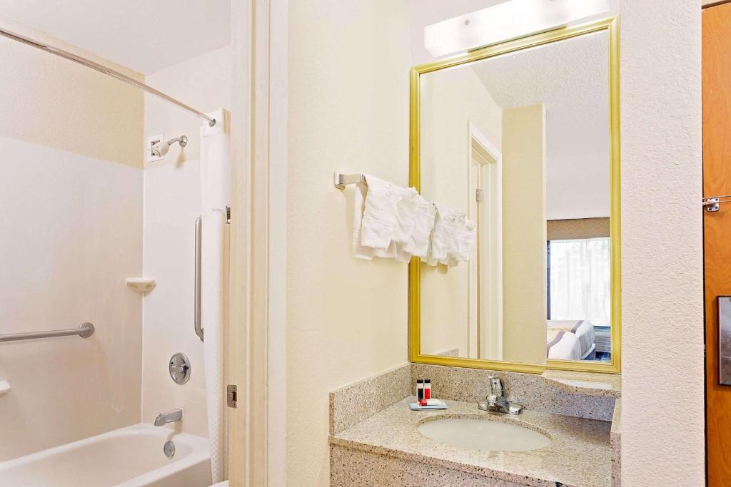 Baymont by Wyndham Kalamazoo East photo 1