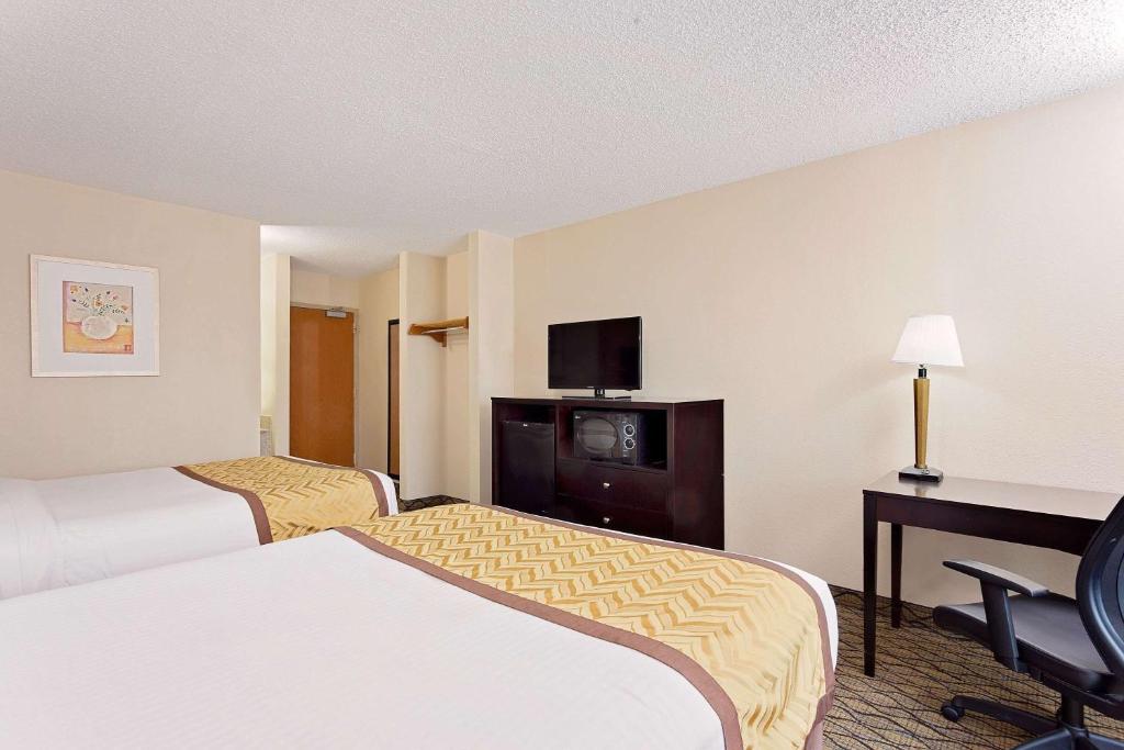 Baymont by Wyndham Kalamazoo East photo 2