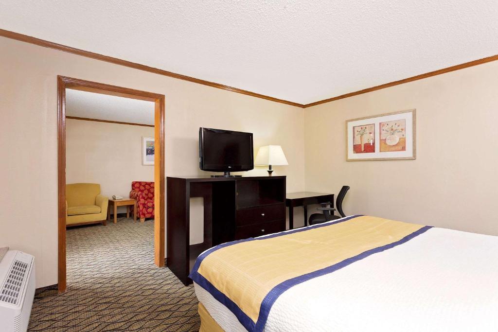 Baymont by Wyndham Kalamazoo East photo 4