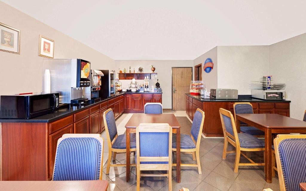 Baymont by Wyndham Battle Creek Downtown photo 4