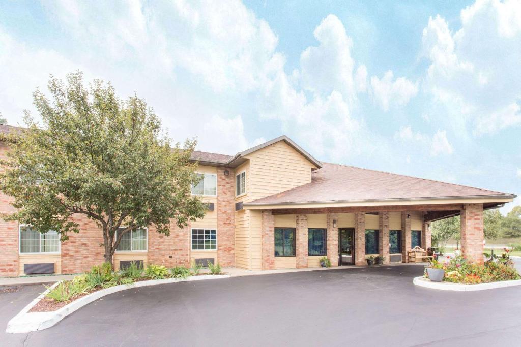 Baymont by Wyndham Muskegon image
