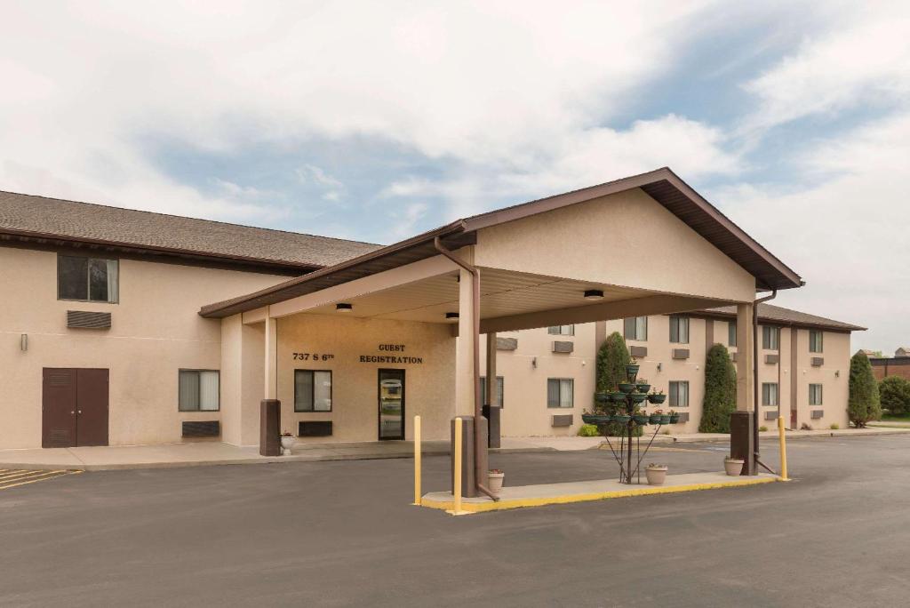 Baymont by Wyndham Hot Springs image