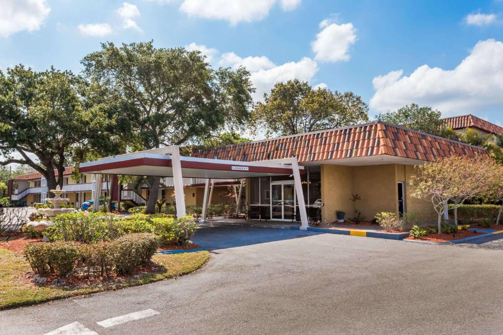 Baymont by Wyndham Sarasota image