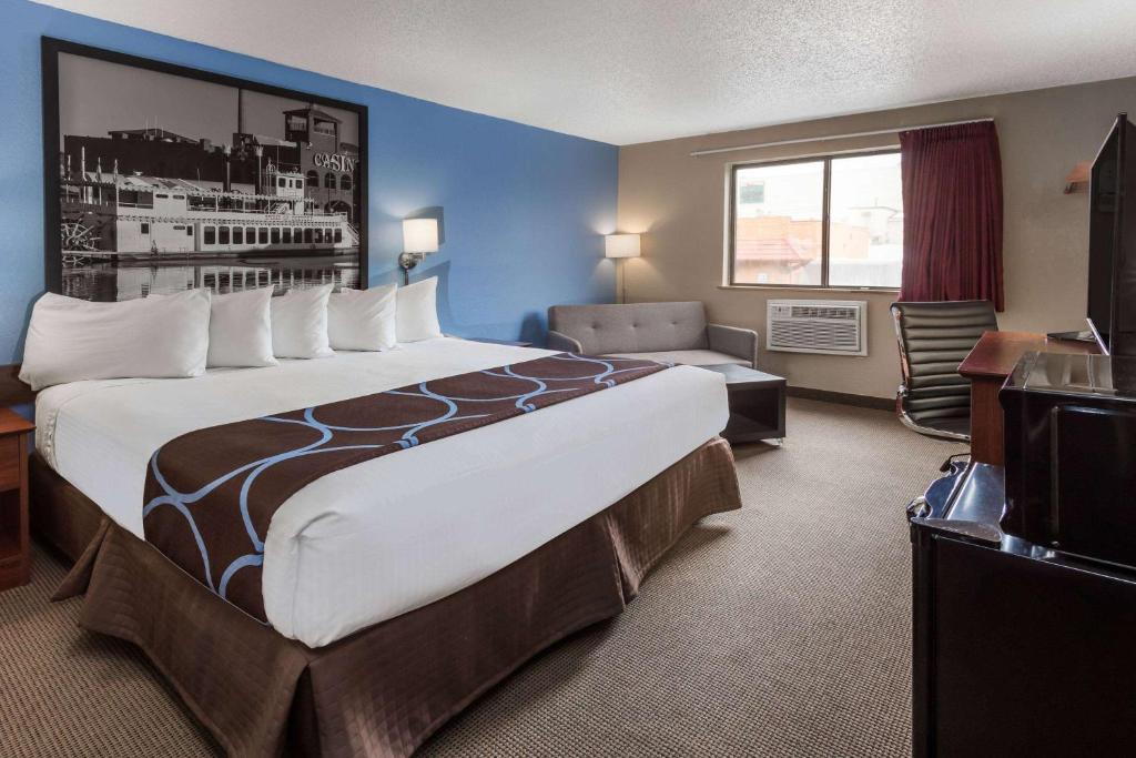 Super 8 by Wyndham Dubuque photo 2