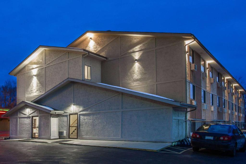 Super 8 by Wyndham Dubuque photo 3