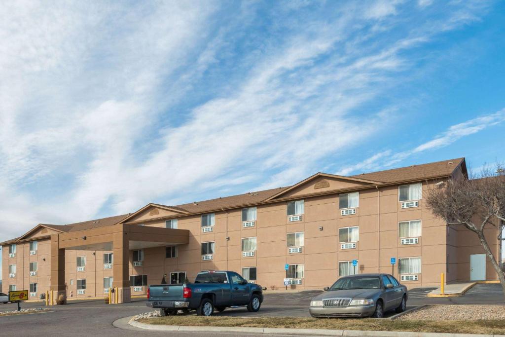 Super 8 by Wyndham Henderson North East Denver image
