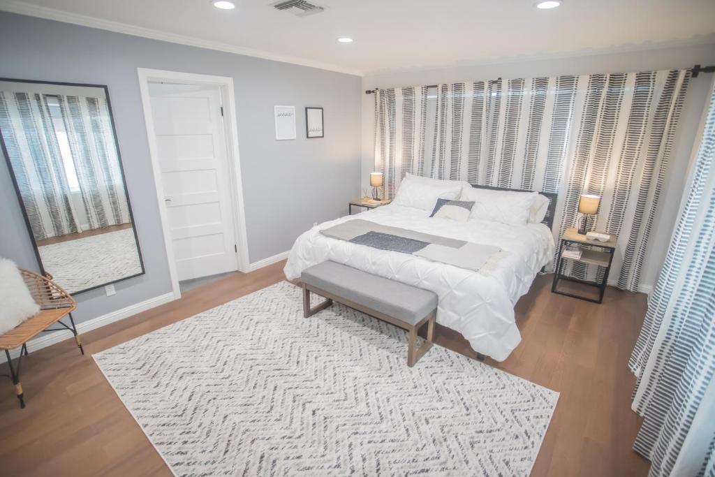 Enchanting Sherman Oaks Home With Pool permit #HSR two five zero zero 3222 - Tap to explore photos