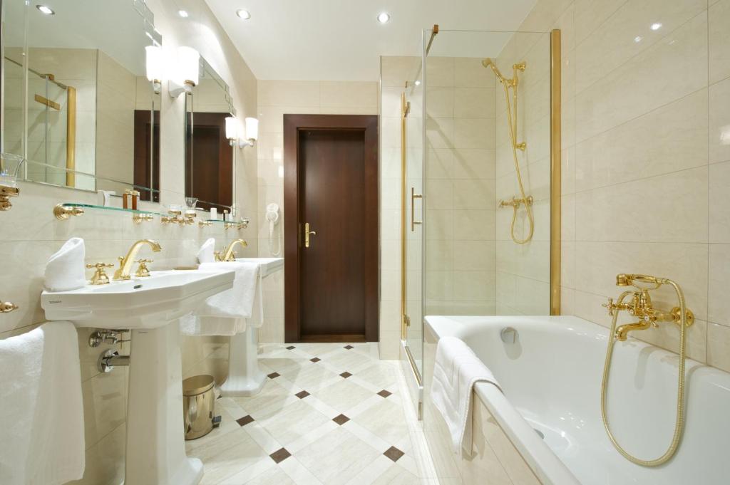 Сьюит (Люкс «Премьер» с видом на реку), Hotel Devín