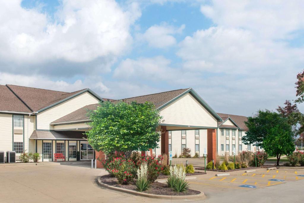 Ramada by Wyndham Springfield North image