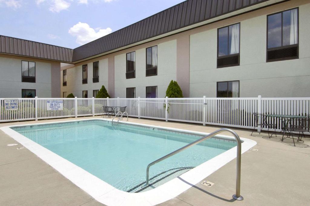 Ramada Limited - Columbia photo 2