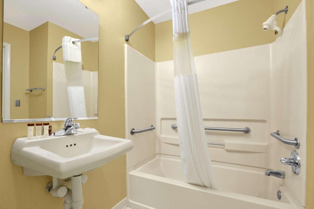Ramada Limited - Columbia photo 4